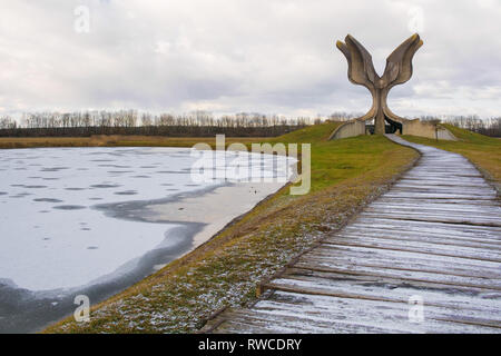 Jasenovac, Croatie - 3 janvier 2019. La fleur de pierre, une ère Yougoslavie War Memorial sur le site de l'ancien camp de concentration de Jasenovac Banque D'Images