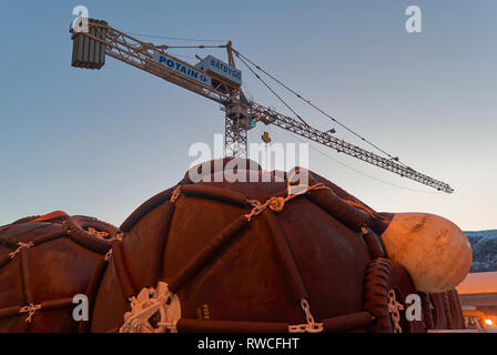 L'une des grues de chantier naval à la poutre de petite cour Batbygg norvégienne sur l'île de Maloy en Norvège, des tours sur un navire en train de reposer. Banque D'Images