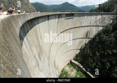 166 m de haut barrage Vidraru sur Arges River par Transfagarasan à Fagaras Mountains dans le sud des Carpates à Poenari en Roumanie. 19 juillet 2009 © Wojciech Banque D'Images