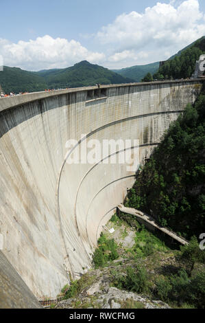 166 m de haut barrage Vidraru sur Arges River par Transfagarasan à Fagaras Mountains dans le sud des Carpates à Poenari en Roumanie. 19 juillet 2009 © Wojciech Banque D'Images