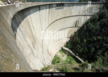 166 m de haut barrage Vidraru sur Arges River par Transfagarasan à Fagaras Mountains dans le sud des Carpates à Poenari en Roumanie. 19 juillet 2009 © Wojciech Banque D'Images