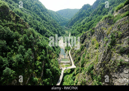 166 m de haut barrage Vidraru sur Arges River par Transfagarasan à Fagaras Mountains dans le sud des Carpates à Poenari en Roumanie. 19 juillet 2009 © Wojciech Banque D'Images