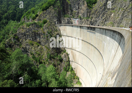 166 m de haut barrage Vidraru sur Arges River par Transfagarasan à Fagaras Mountains dans le sud des Carpates à Poenari en Roumanie. 19 juillet 2009 © Wojciech Banque D'Images