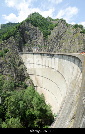 166 m de haut barrage Vidraru sur Arges River par Transfagarasan à Fagaras Mountains dans le sud des Carpates à Poenari en Roumanie. 19 juillet 2009 © Wojciech Banque D'Images