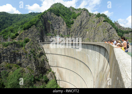 166 m de haut barrage Vidraru sur Arges River par Transfagarasan à Fagaras Mountains dans le sud des Carpates à Poenari en Roumanie. 19 juillet 2009 © Wojciech Banque D'Images