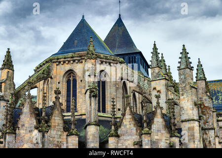 Vue extérieure de l'église de Saint Malo à Dinan sur jour de pluie Banque D'Images