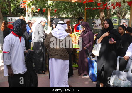 Les consommateurs dans un marché d'agriculteurs, qui a eu lieu au jardin botanique à Manama, Royaume de Bahreïn Banque D'Images