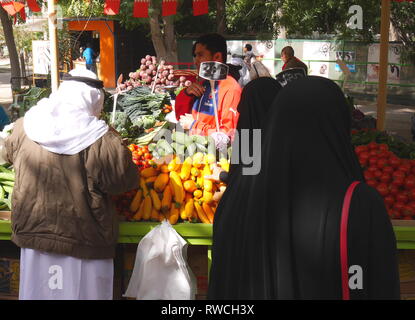 Les consommateurs dans un marché d'agriculteurs, qui a eu lieu au jardin botanique à Manama, Royaume de Bahreïn Banque D'Images