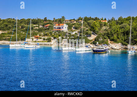 Belle vue sur la baie de Fiskardo. Fiskardo est un pittoresque village de pêcheurs situé sur l'extrémité nord de l'île de Céphalonie, Grèce Banque D'Images