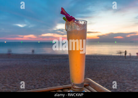 Pina Colada au coucher du soleil sur la plage de Long Beach, Koh Lanta, Thaïlande. Février 2019. Banque D'Images