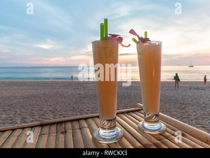 Pina Colada est prêt à être dégusté sur Long Beach, Koh Lanta, Thaïlande. Février 2019. Banque D'Images