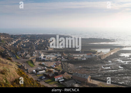 Le village de Gourdon à marée basse Vue d'en haut sur un matin brumeux sur l'Aberdeenshire Coast Banque D'Images