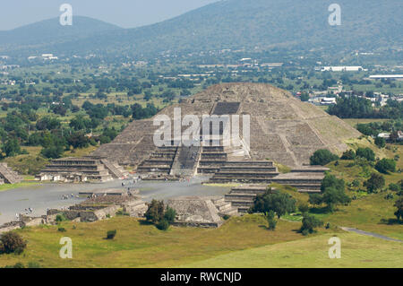 Pyramide de la Lune vue depuis la pyramide du Soleil à Teotihuacan, Mexique Banque D'Images