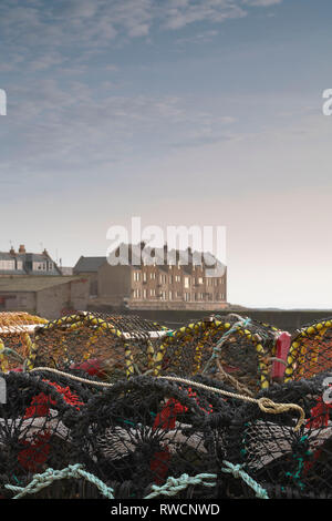 Casiers à homard empilés sur le quai dans le village de pêcheurs de Gourdon dans le nord-est de l'Ecosse Banque D'Images