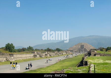 Les touristes à pied sur l'Avenue des Morts et la vue de la pyramide de la lune à Teotihuacan, Mexique Banque D'Images