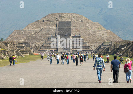 Les touristes à pied sur l'Avenue des Morts et la vue de la pyramide de la lune à Teotihuacan, Mexique Banque D'Images