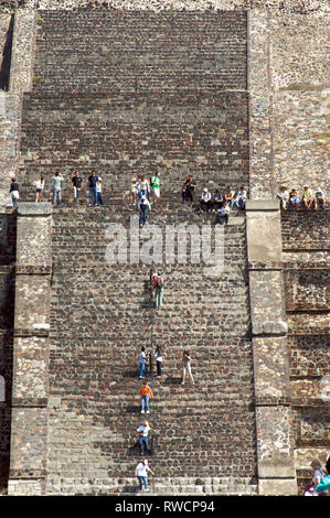 Un groupe de touristes monter les escaliers raides sur la pyramide de la lune à Teotihuacan, Mexique Banque D'Images