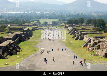 Les touristes marcher sur l'Avenue des Morts de Teotihuacan au vu de la pyramide de la Lune au Mexique Banque D'Images