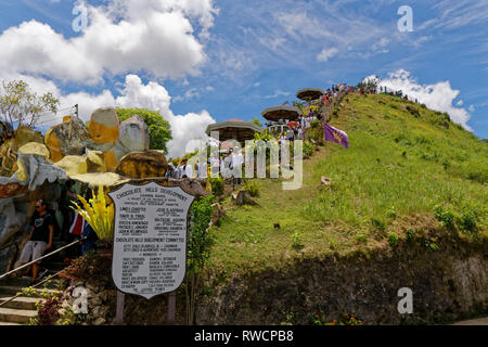 L'île de Bohol, Philippines. Avril, 2018. L'escalier menant à la plate-forme d'observation de la National Monument géologique des collines de chocolat Banque D'Images