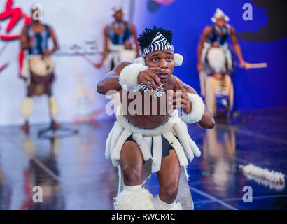 Des danseurs sud-africains d'Amazebra folklore Dance ensemble se produisent au festival de la danse maskdance qui s'est tenu à Andong South Kore Banque D'Images