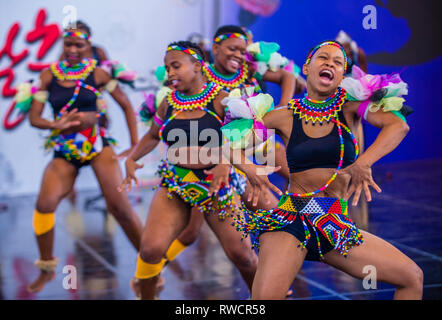 Des danseurs sud-africains d'Amazebra folklore Dance ensemble se produisent au festival de la danse maskdance qui s'est tenu à Andong, en Corée du Sud Banque D'Images