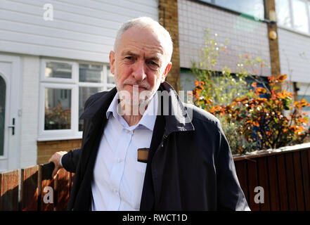 Pic montre : un sombre face Jeremy Corbyn quitte son domicile à Londres aujourd'hui après son épreuve egging le week-end. Il retira ses lunettes et loucha dans Banque D'Images