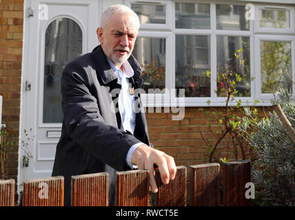 Pic montre : un sombre face Jeremy Corbyn quitte son domicile à Londres aujourd'hui après son épreuve egging le week-end. Il retira ses lunettes et loucha dans Banque D'Images