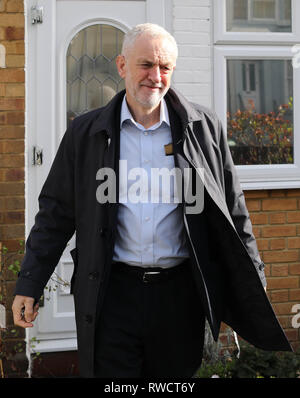 Pic montre : un sombre face Jeremy Corbyn quitte son domicile à Londres aujourd'hui après son épreuve egging le week-end. Il retira ses lunettes et loucha dans Banque D'Images