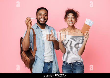 African-american couple prêt à voyager, showing Thumbs up Banque D'Images