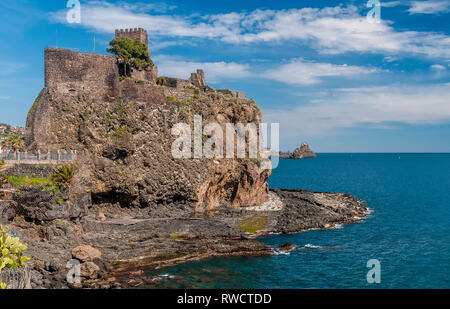 Belle vue de Aci Castello avec vue sur la mer sur une belle journée ensoleillée, Catane, Sicile, Italie Banque D'Images