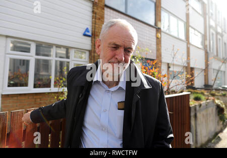 Pic montre : un sombre face Jeremy Corbyn quitte son domicile à Londres aujourd'hui après son épreuve egging le week-end. Il retira ses lunettes et loucha dans Banque D'Images