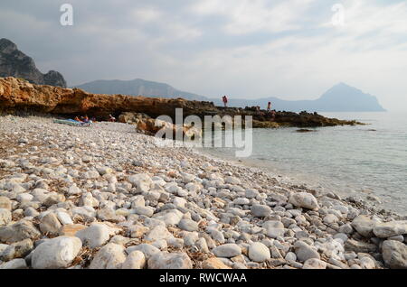 Les gens se détendre à la plage de Santa Margherita, Macari près de San Vito Lo Capo, en Sicile. Banque D'Images
