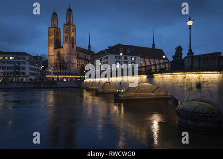 Cathédrale Grossmünster et la rivière Limmat, Zürich, Suisse Banque D'Images