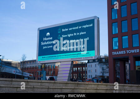 Lampes de lecture', 'le nouveau géant à l'extérieur de panneaux lumineux à LED Reading Station, Berkshire, ici 'publicité Accueil Solutions' à John Lewis m inistères Banque D'Images