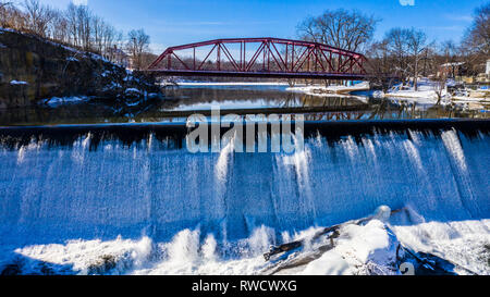 Pont au-dessus du ruisseau Esopus, cascade, Saugerties, Ulster County, NY, USA Banque D'Images