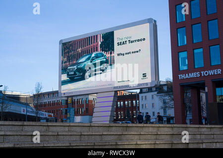 Lampes de lecture', 'le nouveau géant à l'extérieur de panneaux lumineux à LED Reading Station, Berkshire, ici la publicité le nouveau siège Tarraco. Banque D'Images