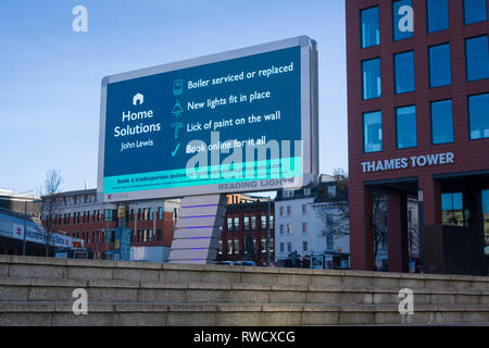 Lampes de lecture', 'le nouveau géant à l'extérieur de panneaux lumineux à LED Reading Station, Berkshire, ici 'publicité Accueil Solutions' à John Lewis m inistères Banque D'Images