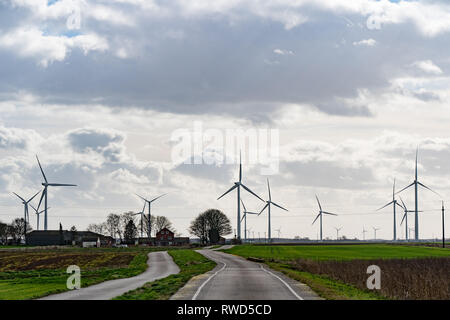 Champs Goole Wind Farm près de Goole. À partir d'une série de photos prises à Goole, Yorkshire. Date de la photo : le mardi 5 mars 2019. Photo : Roger Garfield/Alamy Banque D'Images