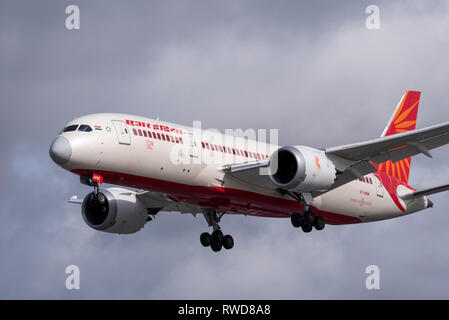 Air India Boeing 787 Dreamliner avion à réaction VT-ANW atterrissant à l'aéroport de Londres Heathrow, Royaume-Uni Banque D'Images