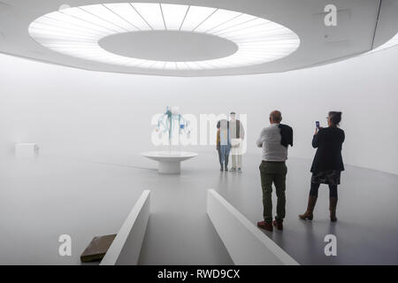 Les visiteurs dans le MuHKA / Museum van Hedendaagse Kunst / Musée d'art contemporain de la ville d'Anvers, Flandre orientale, Belgique Banque D'Images