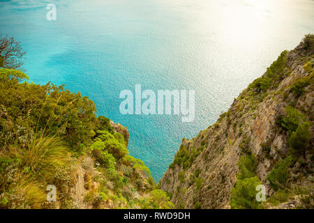 Vue sur la mer turquoise de l'eau dans un ravin à partir de la route de montagne avec vue sur la mer près de Maratea, Basilicate, Italie Banque D'Images