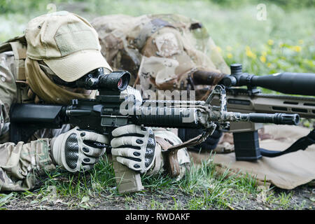 Sniper et spotter des bérets verts U.S. Army Special Forces Group en action. Banque D'Images