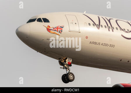 Nez de l'avion de ligne Airbus A330 de Virgin Atlantic nommé Mademoiselle Rouge en approche pour atterrir à l'aéroport de Londres Heathrow, Royaume-Uni Banque D'Images