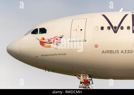 Nez de l'avion de ligne Airbus A330 de Virgin Atlantic nommé Mademoiselle Rouge en approche pour atterrir à l'aéroport de Londres Heathrow, Royaume-Uni Banque D'Images