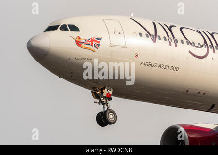 Nez de l'avion de ligne Airbus A330 de Virgin Atlantic nommé Uptown Girl en approche pour atterrir à l'aéroport de Londres Heathrow, Royaume-Uni Banque D'Images