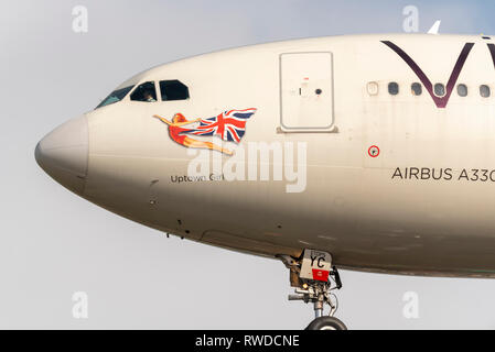 Nez de l'avion de ligne Airbus A330 de Virgin Atlantic nommé Uptown Girl en approche pour atterrir à l'aéroport de Londres Heathrow, Royaume-Uni Banque D'Images