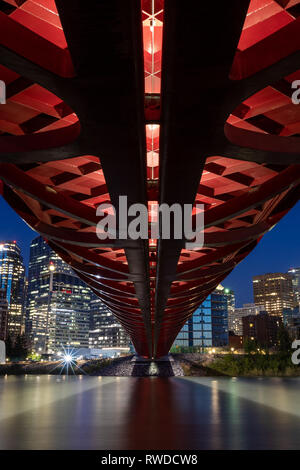 Sous le pont de la Paix à Calgary, Alberta, Canada. Banque D'Images