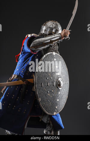 Horde mongole guerrier en armure, tenant le sabre traditionnel. Banque D'Images