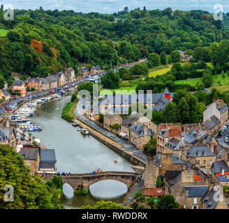 Vue aérienne de la ville historique de Dinan avec rance avec des nuages, Côtes-d'Armor, Bretagne, France Banque D'Images