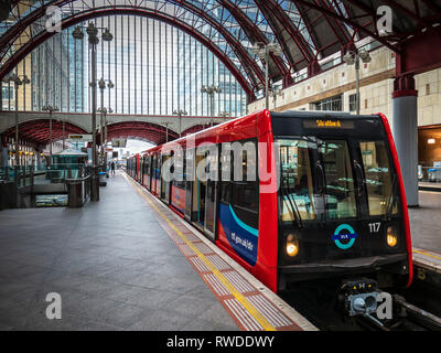 DLR train Canary Wharf Station - Dockland Light Railway train à la station Canary Wharf DLR dans l'est de Londres Banque D'Images